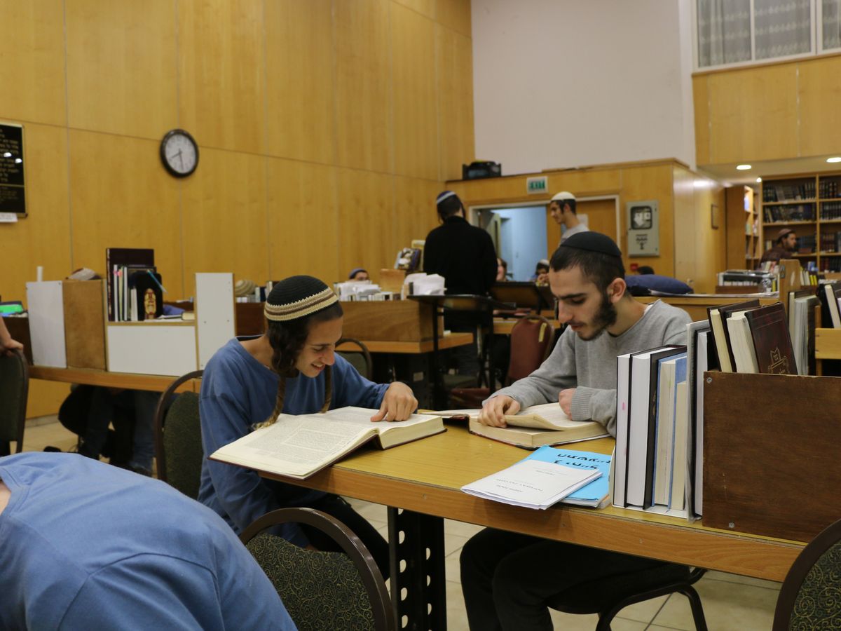 תלמידים לומדים בבית המדרש